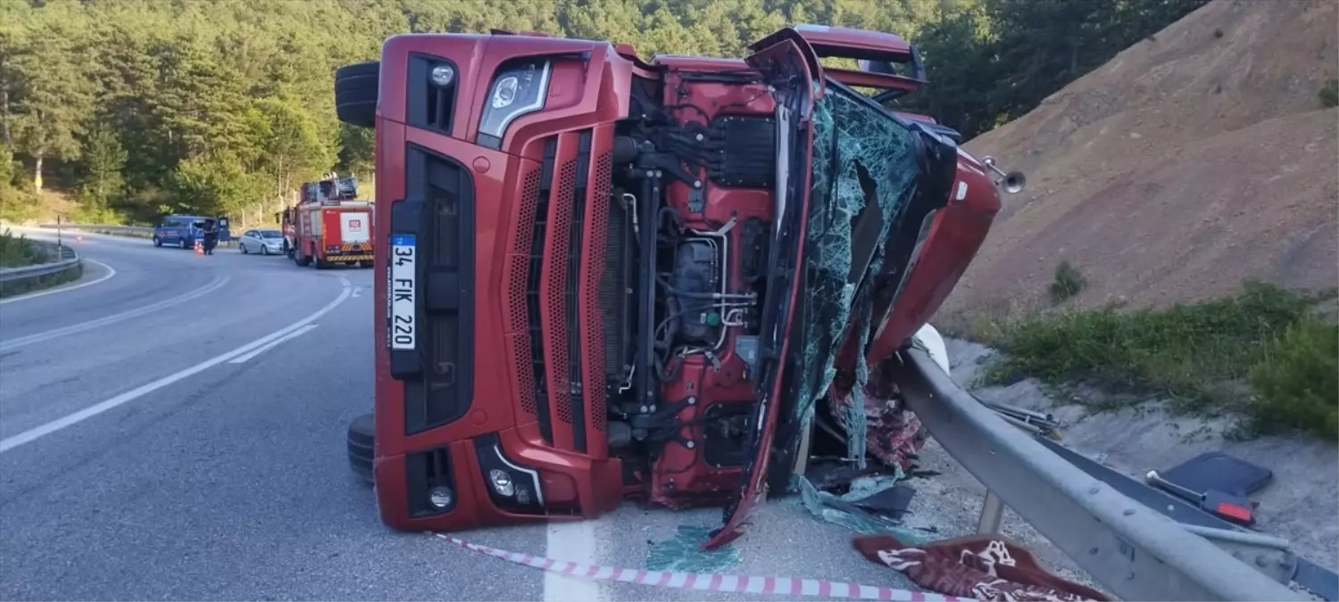 Geyve'de TIR Devrildi: Sürücü Yaralandı