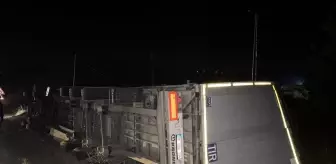 Sakarya Taraklı'da Tır Devrildi: Sürücü Yaralandı