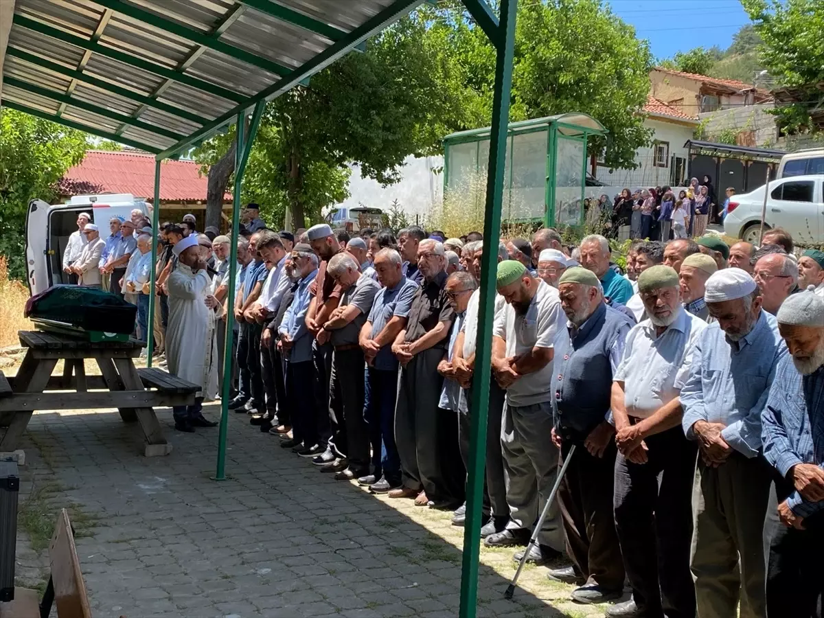 Taraklı'da Devrilen Traktörün Altında Kalan Kadın Defnedildi