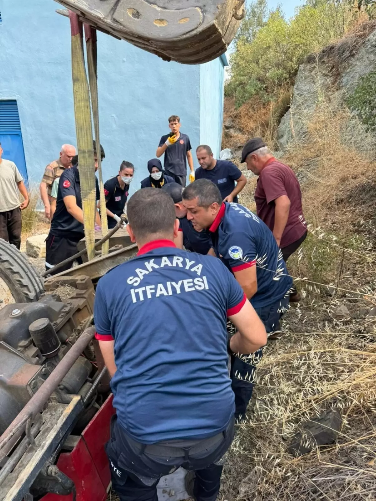 Geyve'de Traktör Devrildi, Sürücü Yaralandı