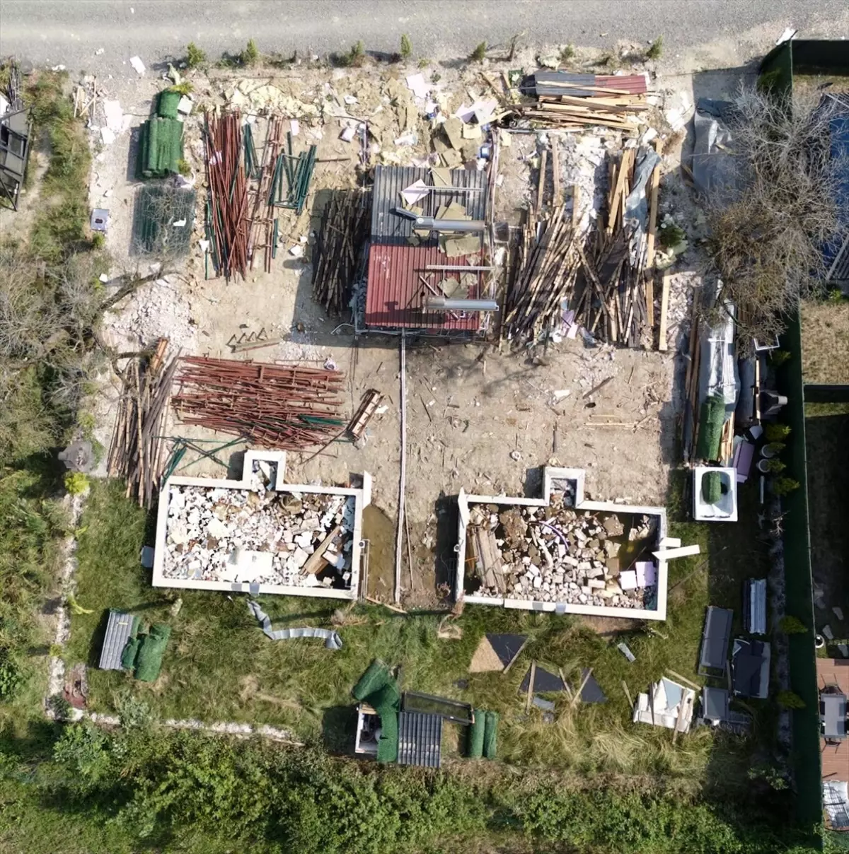Sapanca'da İki Bungalov İmar Usulsüzlüğü Nedeniyle Yıkıldı