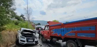 Sapanca'da Kamyonet ile SUV Çarpıştı: 5 Yaralı