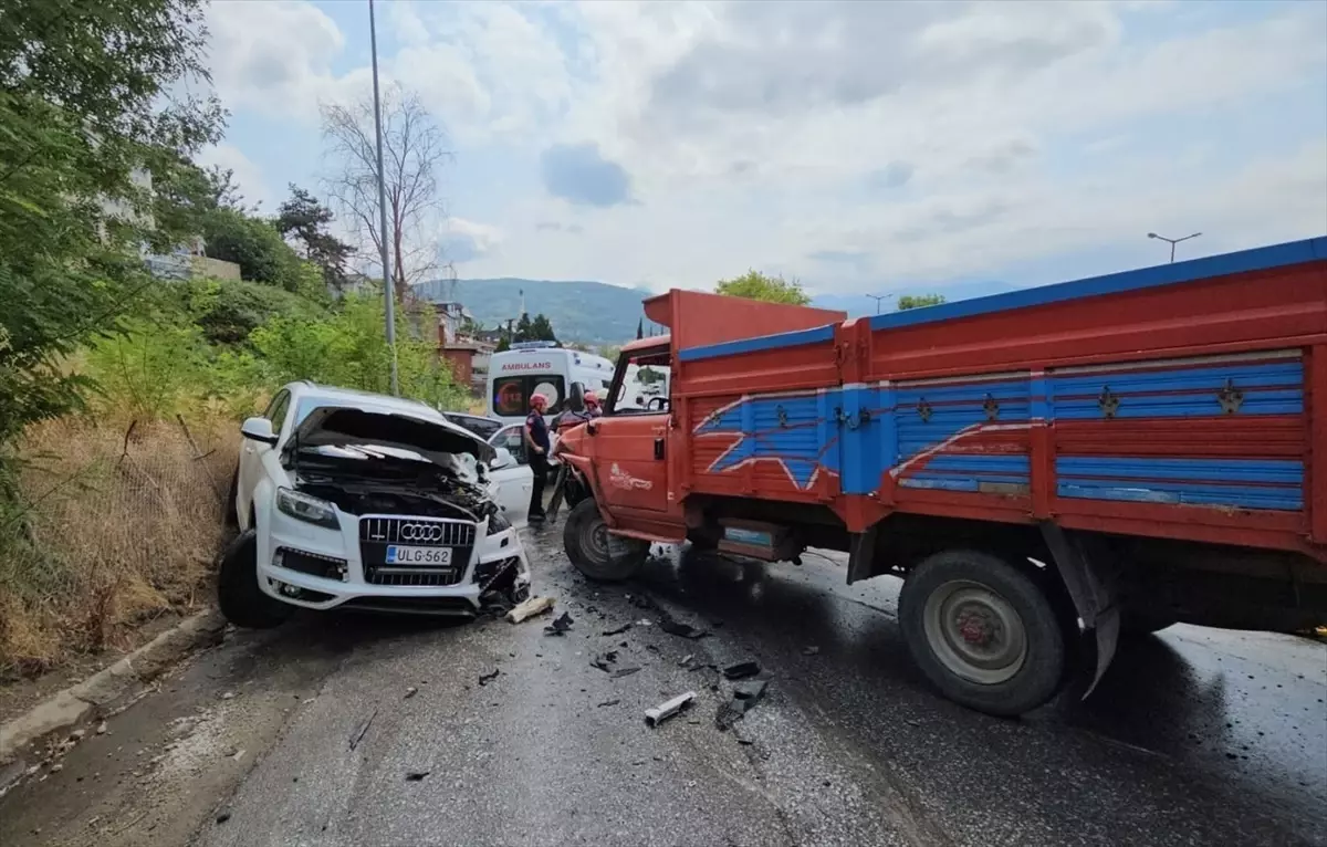 Sapanca'da Kamyonet ile SUV Çarpıştı: 5 Yaralı