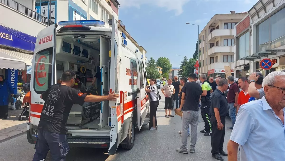 Akyazı'da Kamyonet Yaya Çarptı, Sürücü Kaçtı