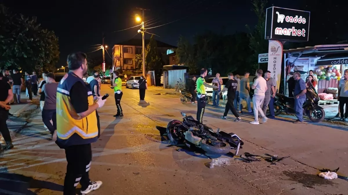 Akyazı'da Otomobil ile Motosiklet Çarpıştı: 1 Yaralı