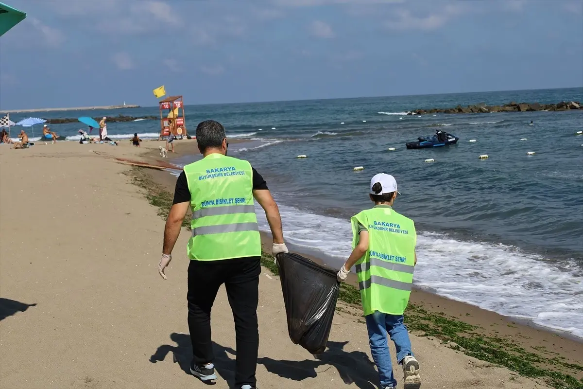 Çocuklar ve Gençler Karasu Sahili'nde Çevre Temizliği Gerçekleştirdi