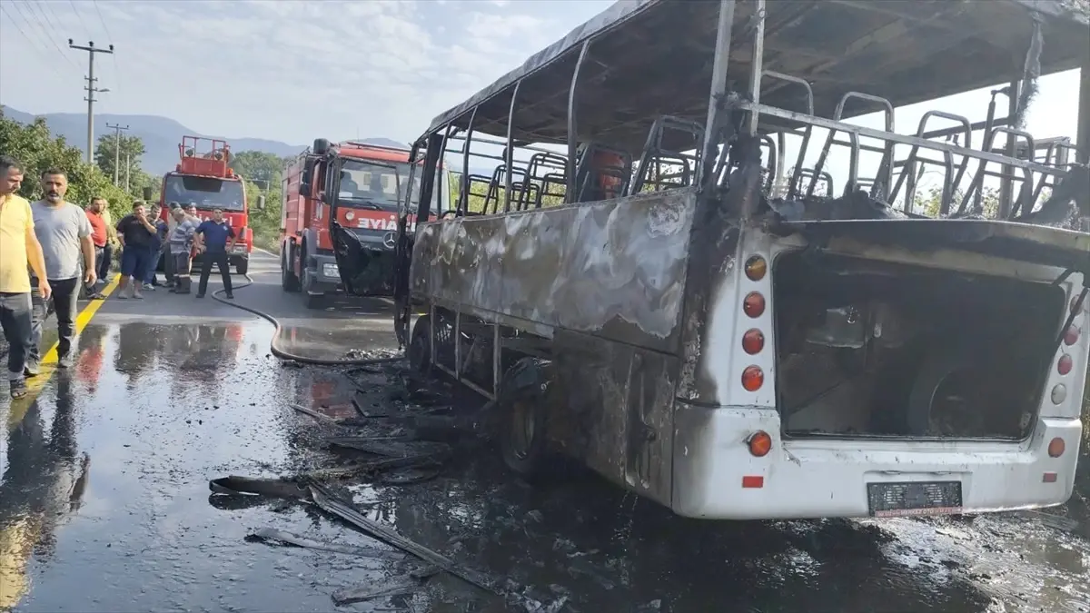 Sakarya'da Midibüs Yangını: Sürücü İşçileri Tahliye Etti