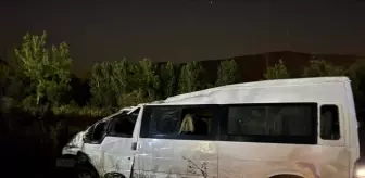 Sakarya'nın Taraklı İlçesinde Minibüs Devrildi, Sürücü Yaralandı