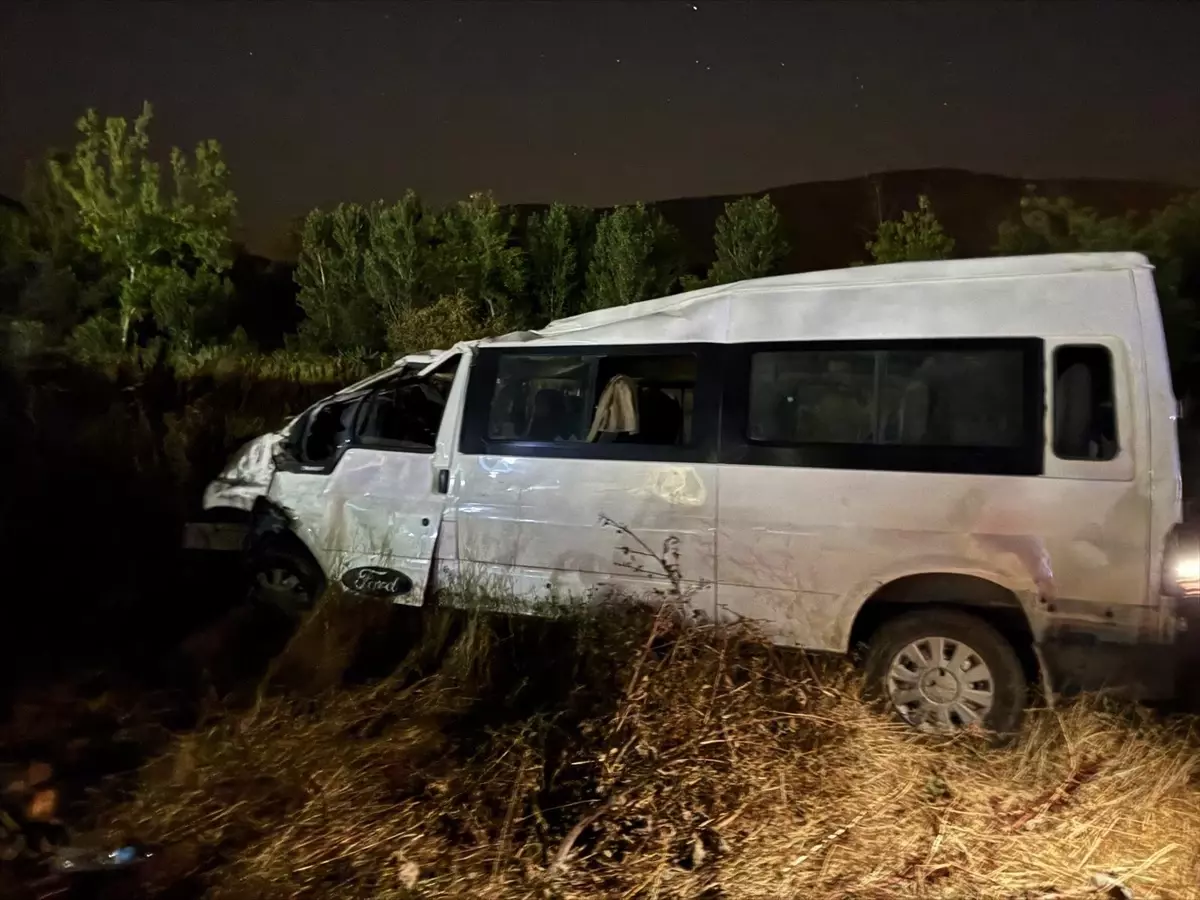 Sakarya'nın Taraklı İlçesinde Minibüs Devrildi, Sürücü Yaralandı