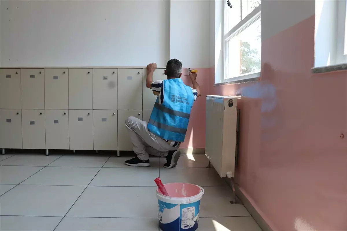 Sakarya'da yükümlüler yaz tatilinde okulları yeni eğitim öğretim sezonuna hazırlıyor