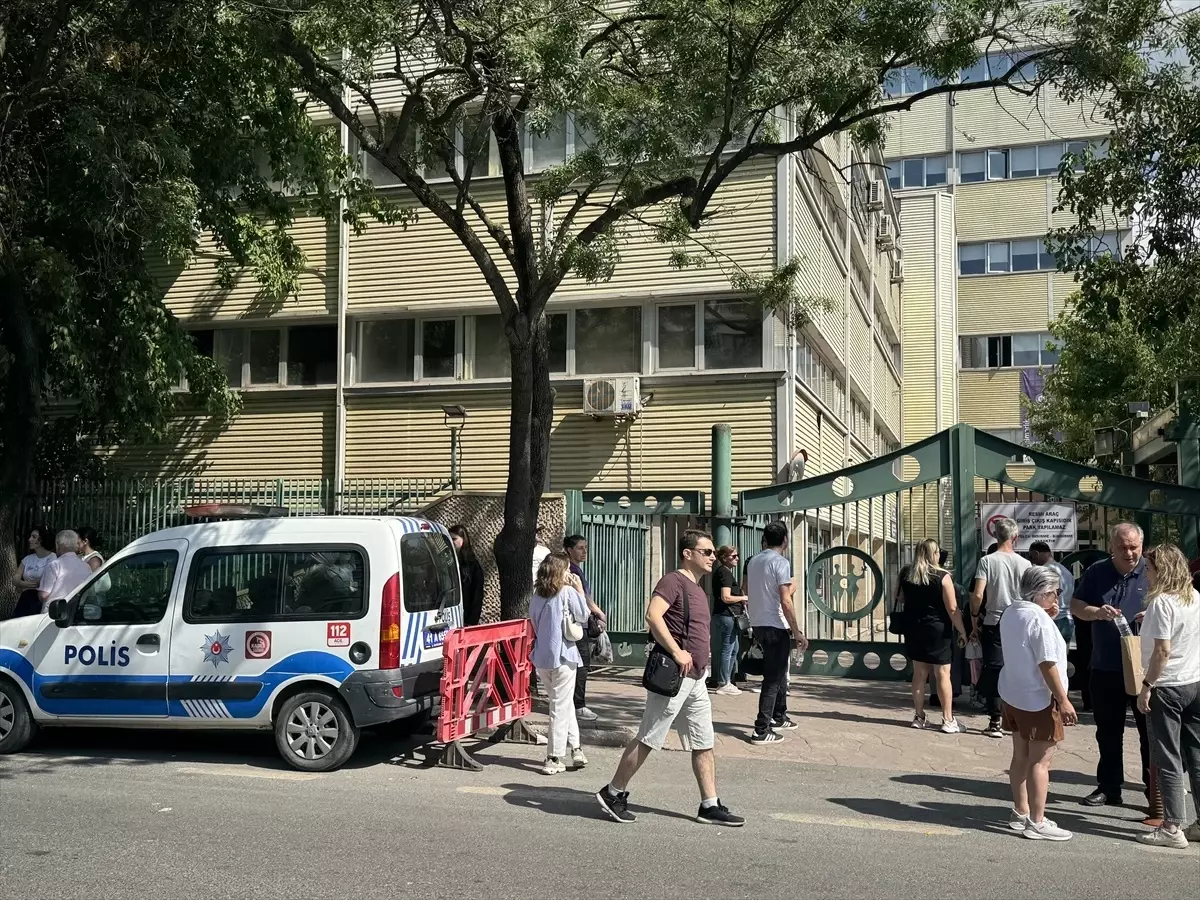 Üniversite Sınavı Heyecanı: Adaylar AYT İçin Sınav Merkezlerinde