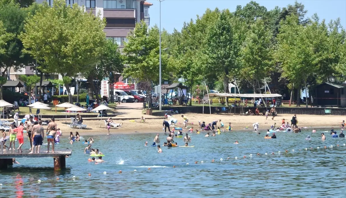Sakarya ve Kocaeli'de Sıcak Hava Etkisiyle Plajlara Yoğun İlgi