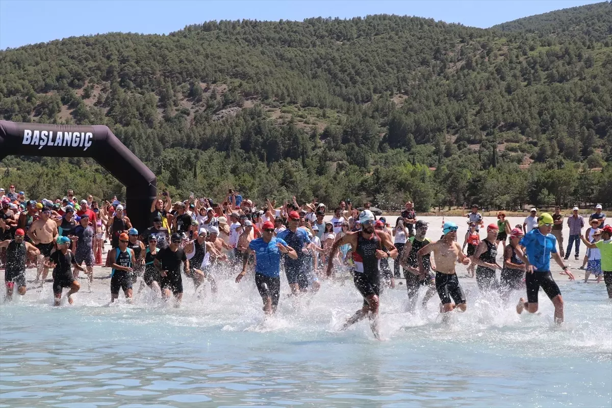 Salda Gölü'nde Triatlon Yarışması Düzenlendi