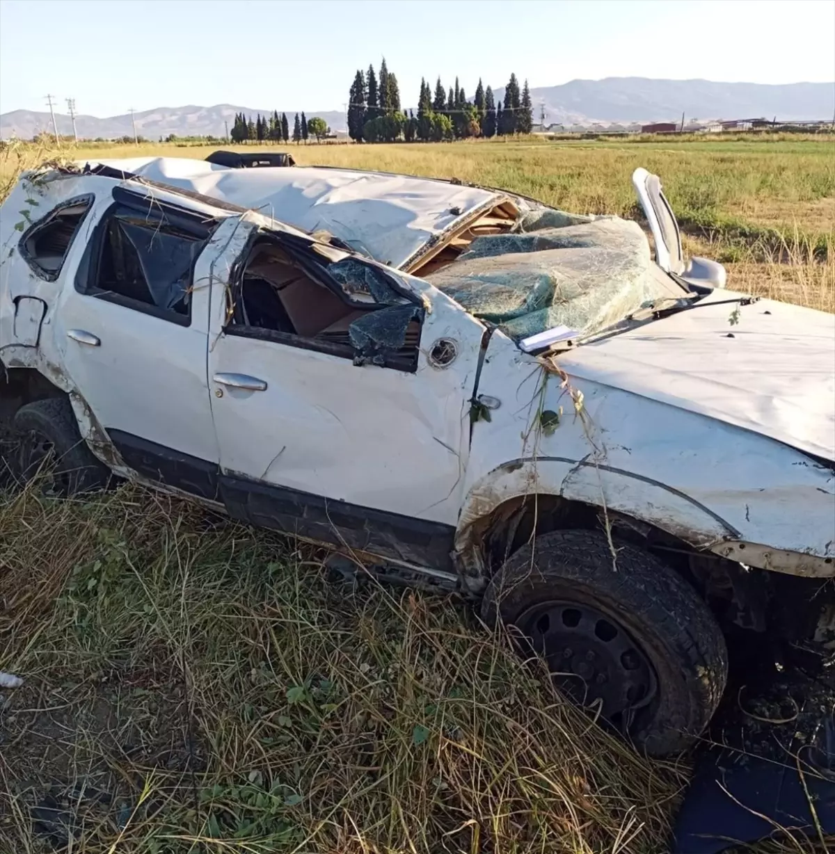 Salihli'de Tarlaya Devrilen Otomobilin Sürücüsü Yaralandı