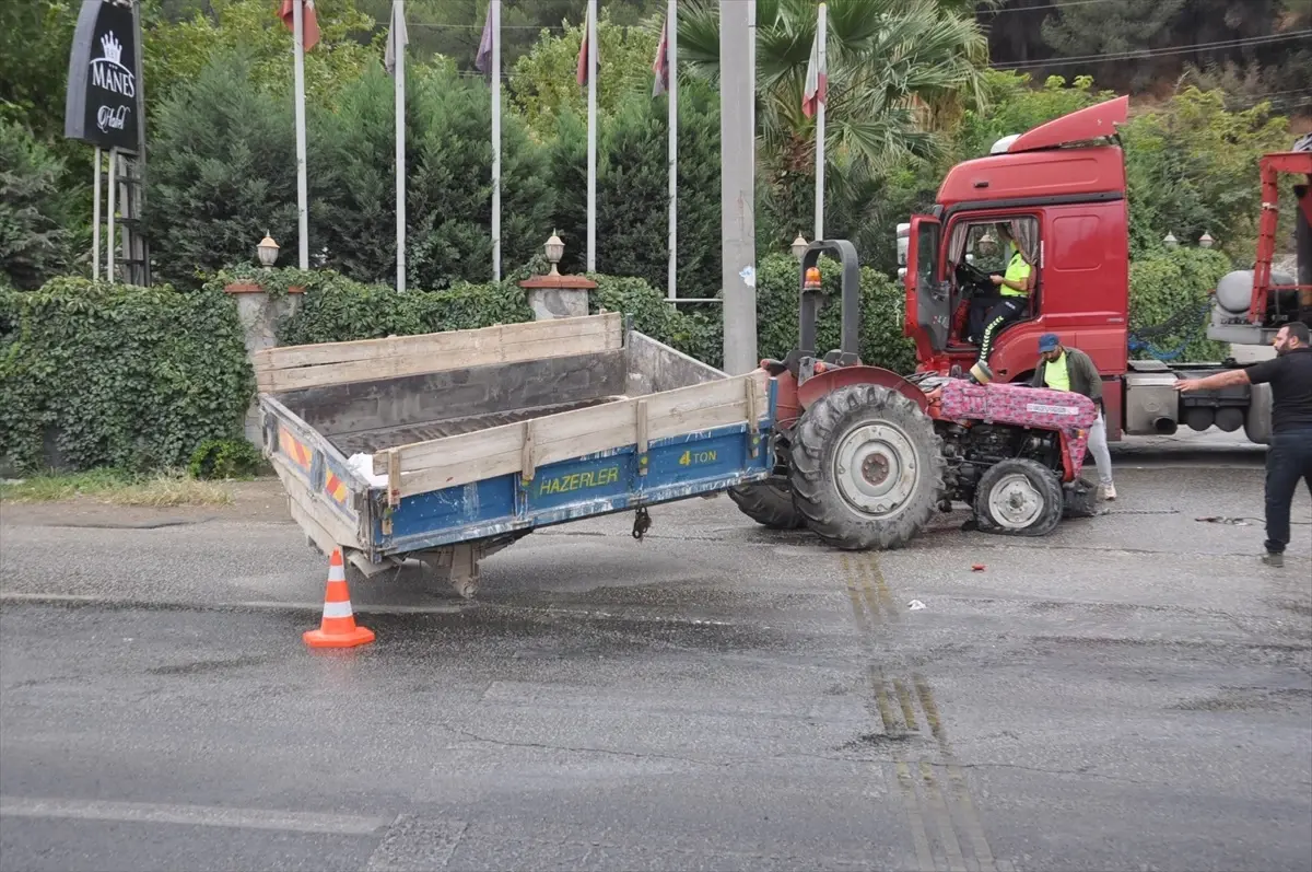 Tır ile Çarpışan Traktörün Sürücüsü Ağır Yaralandı