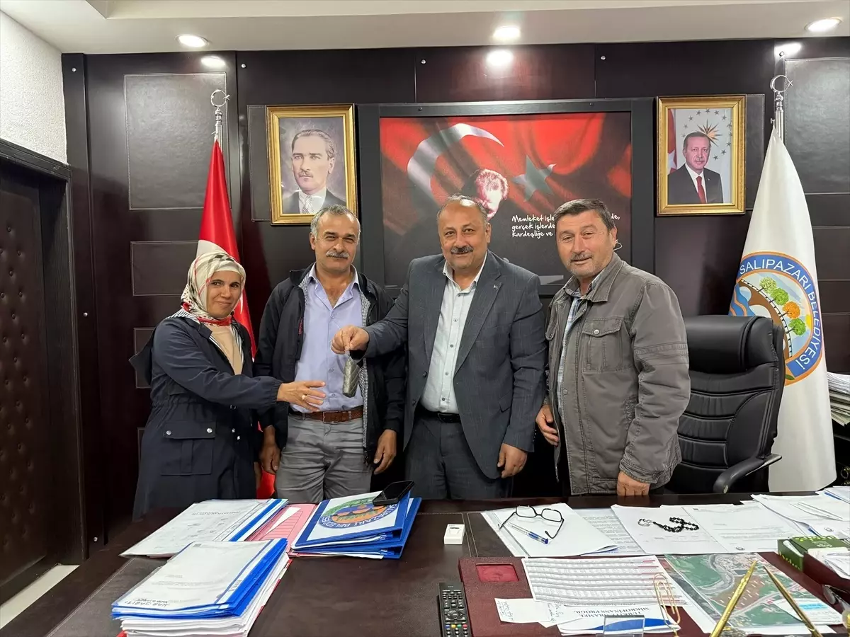 Salıpazarı'nda otobüs sürücüsü araçta unutulan cüzdanı sahibine ulaştırdı