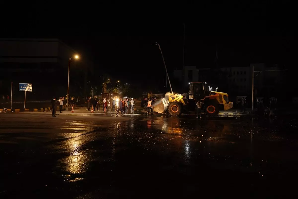 Şam'da İsrail'in Hava Saldırıları Sonrası Enkaz Kaldırma Çalışmaları Başladı