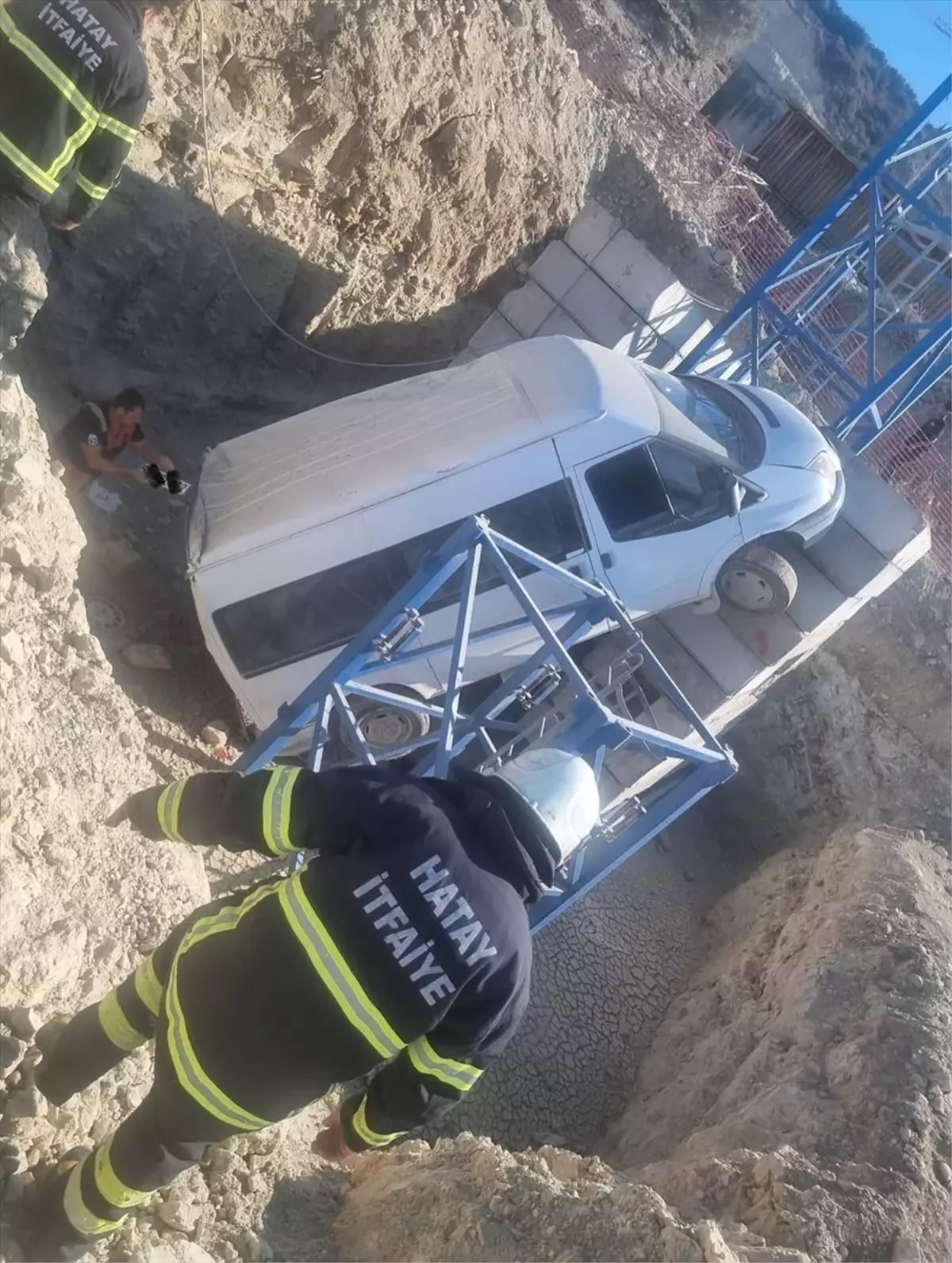 Hatay'da Minibüs Kule Vince Çarptı, 4 Yaralı