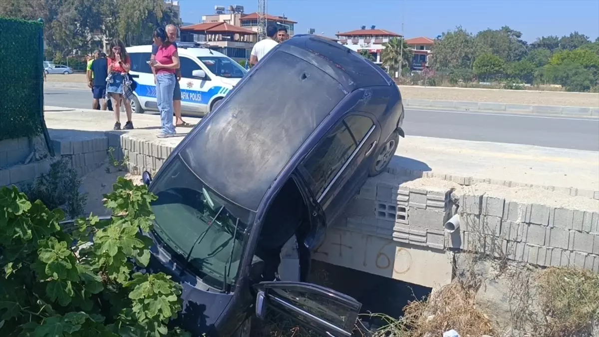 Samandağ'da Menfeze Düşen Otomobilin Sürücüsü Yaralandı