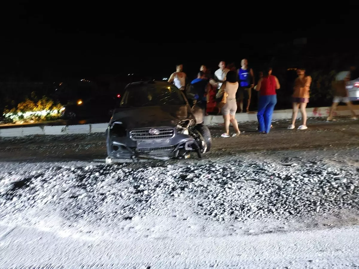 Hatay'da Refüje Çarpan Otomobil Sürücüsü Yaralandı