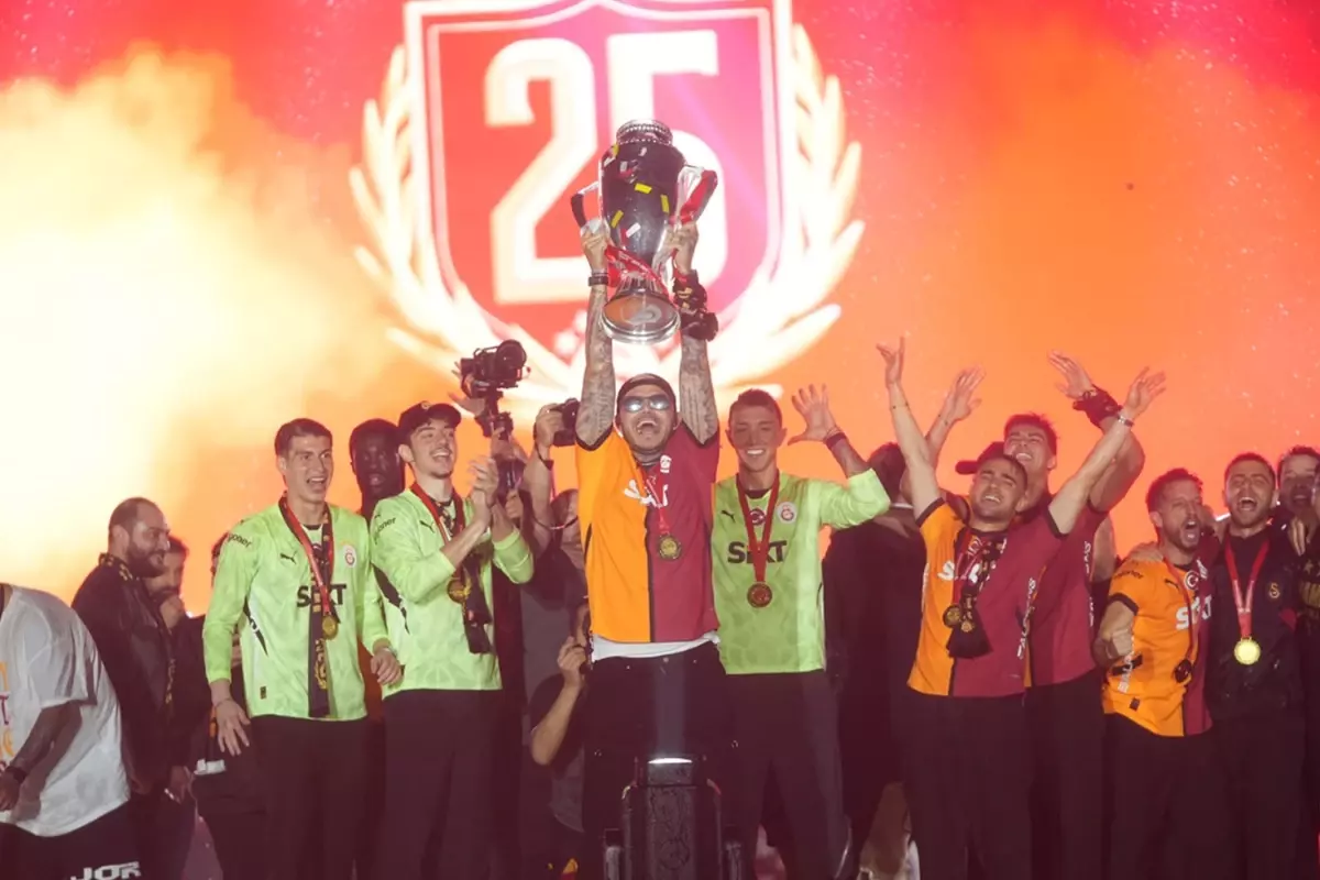 Şampiyon Galatasaray, Süper Lig kupasını Yenikapı'da kaldırdı