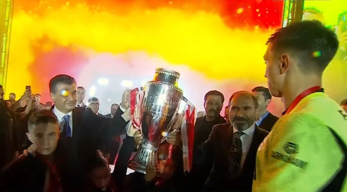 Şampiyonluk kupasını neden Mecnun Otyakmaz verdi? Neden TFF Başkanı İbrahim Hacıosmanoğlu vermedi?