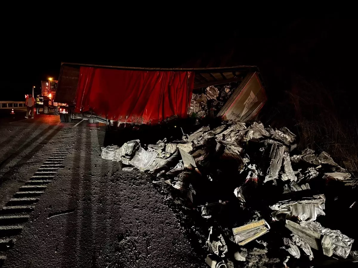 Samsun-Ankara Kara Yolunda Tır Kazası Trafik Yoğunluğu Oluşturdu
