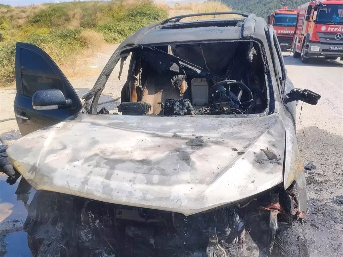 Samsun'da Alev Alan Otomobil Kullanılamaz Hale Geldi