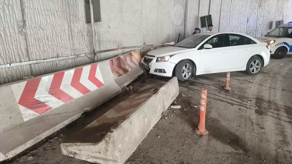Samsun'da Otomobil Bariyere Çarptı: 5 Yaralı