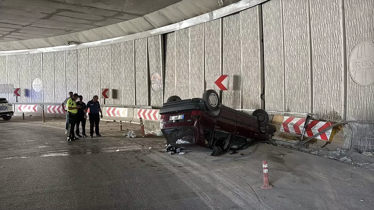 Samsun'da Devrilen Otomobilde 5 Kişi Yaralandı