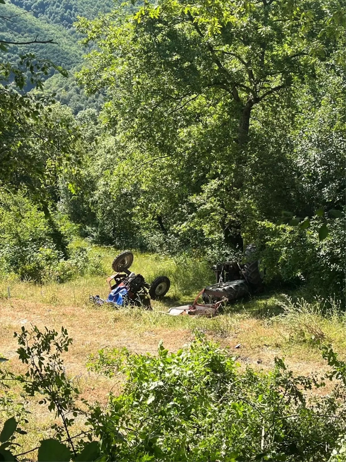 Bafra'da Traktör Devrildi, Sürücü Hastaneye Kaldırıldı