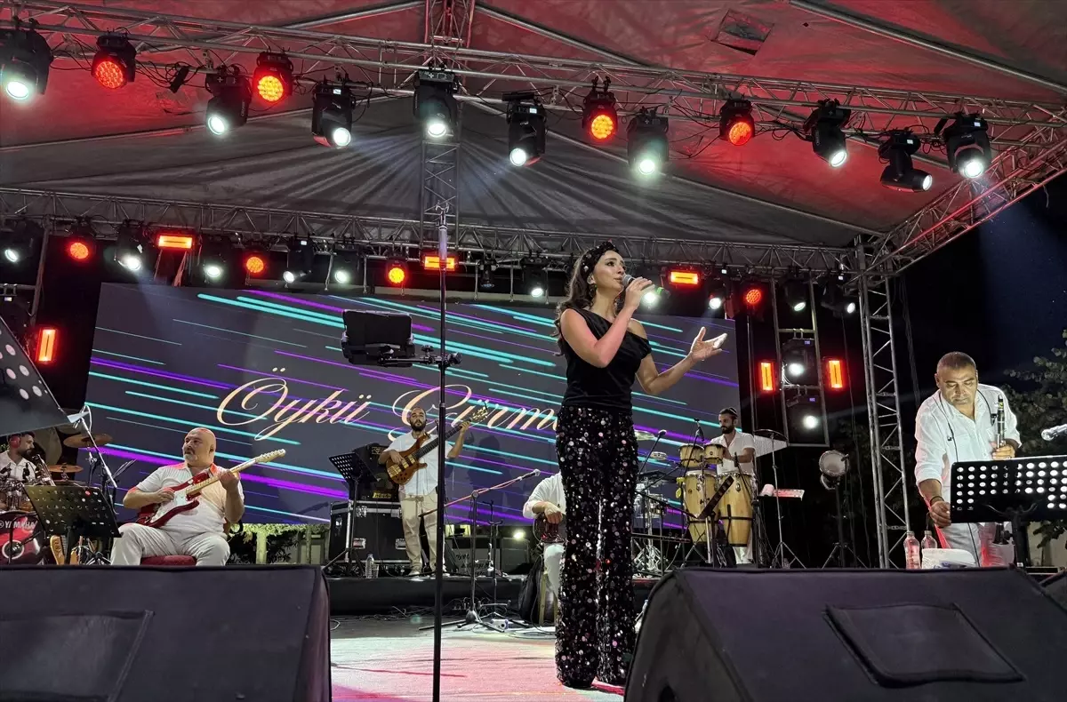 Alaçam'da Yaz Festivali Coşkusu: Öykü Gürman Konser Verdi