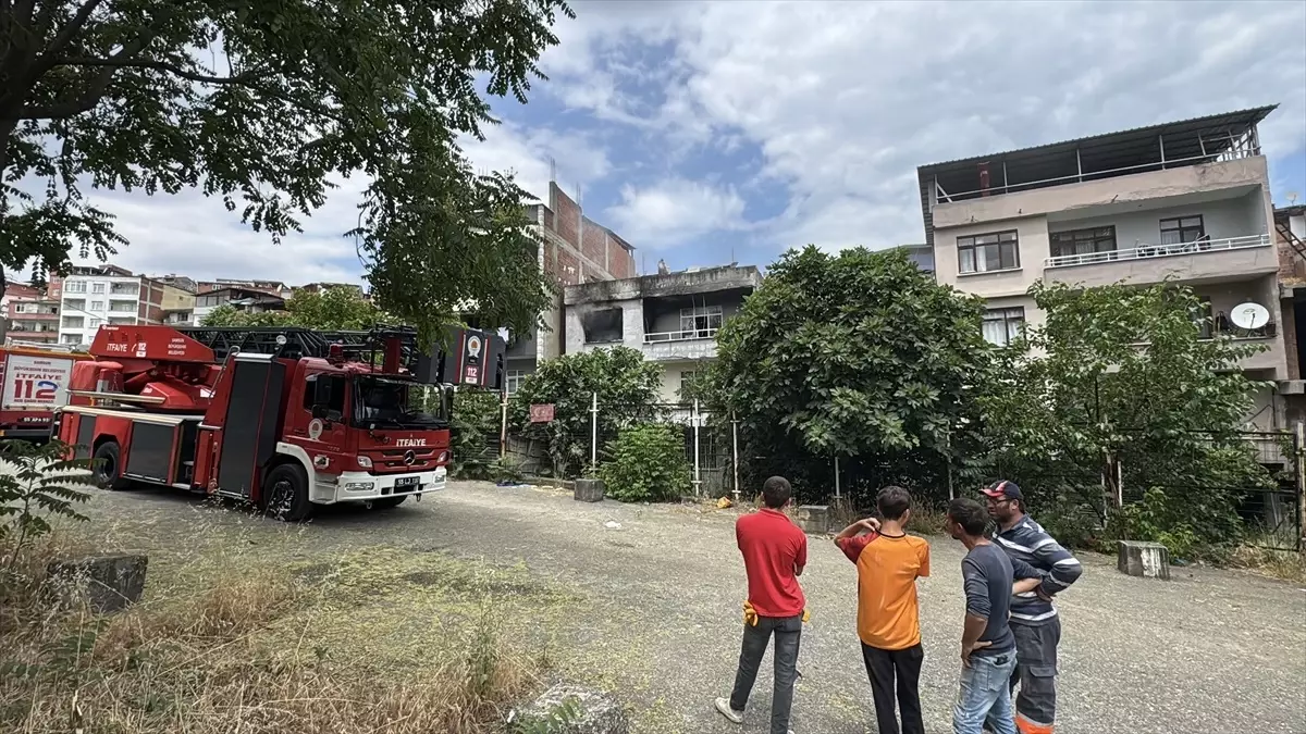 Samsun'da Elektrik Süpürgesinden Yangın: 3 Kişi Dumandan Etkilendi
