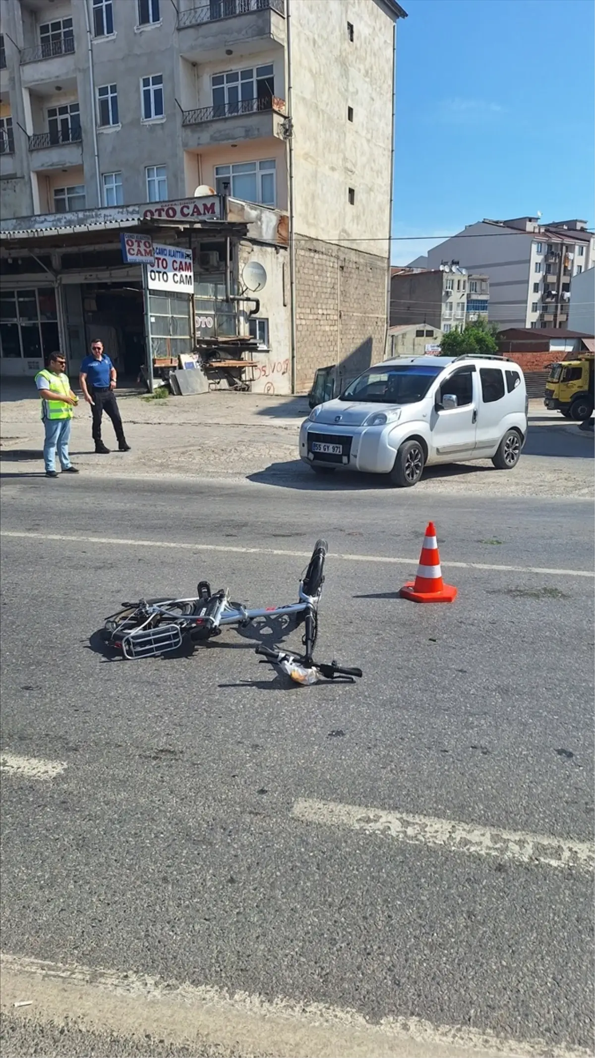 Bafra'da Elektrikli Bisiklete Araç Çarptı: 1 Yaralı