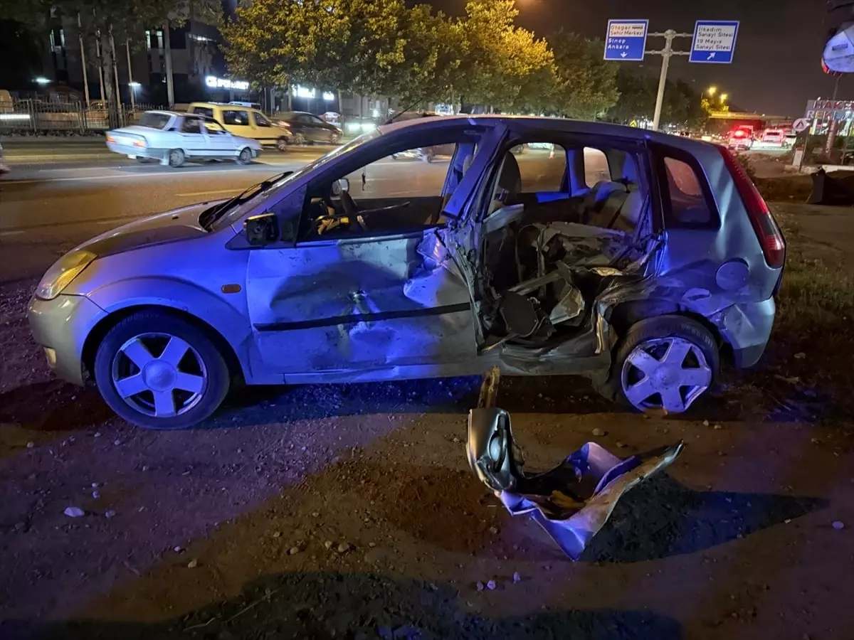 Samsun'da İki Otomobil Çarpıştı: 2 Yaralı