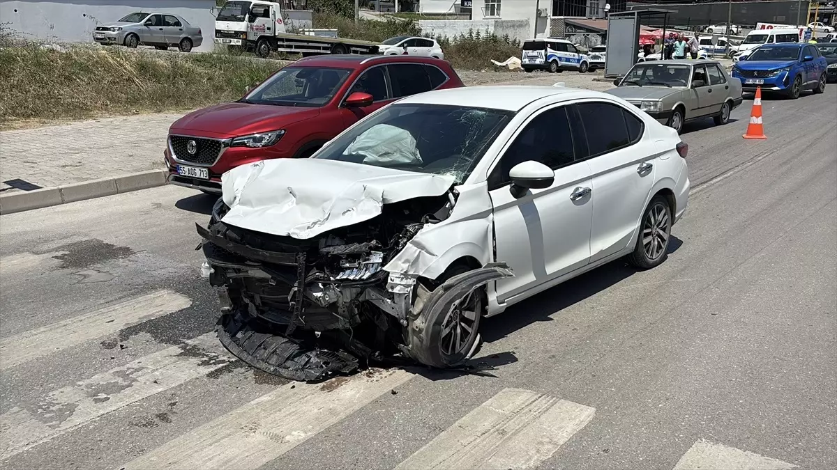 Samsun'da iki otomobilin çarpıştığı kazada 3 kişi yaralandı