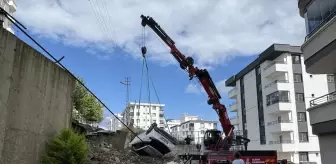 Samsun'da İstinat Duvarı Çöktü, 4 Araç Hasar Gördü