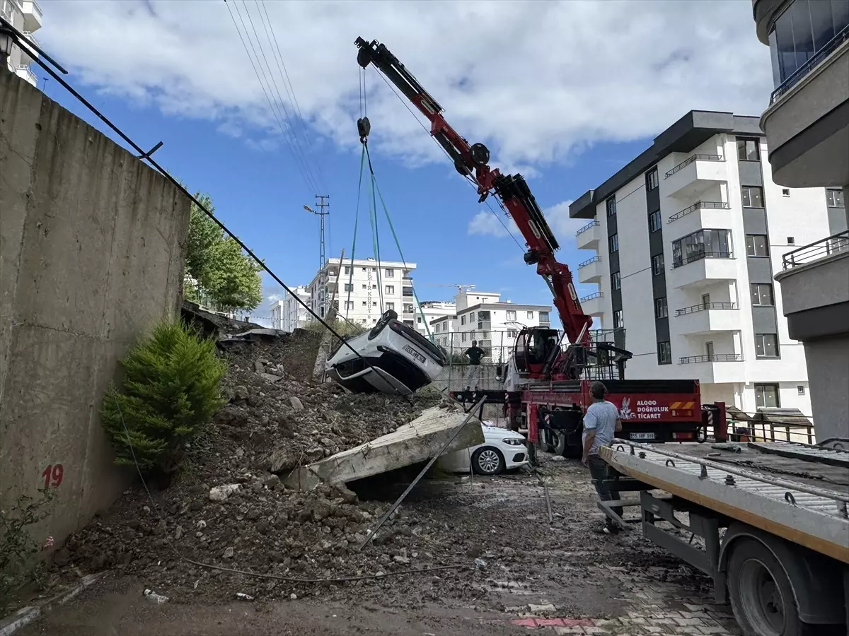 Samsun'da İstinat Duvarı Çöktü, 4 Araç Hasar Gördü