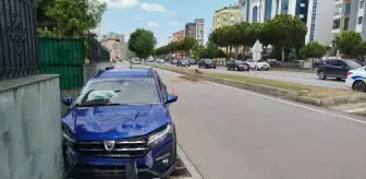 Atakum'da Otomobil Jandarma Komutanlığı Duvarına Çarptı: Sürücü Yaralandı