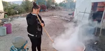 Havza'nın Kadınları Kış İçin Kuşburnu Marmeladı Yapıyor