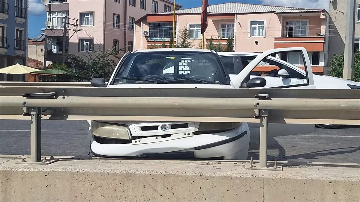 Samsun'da Kamyonla Çarpışan Otomobildeki Yolcu Hastaneye Kaldırıldı
