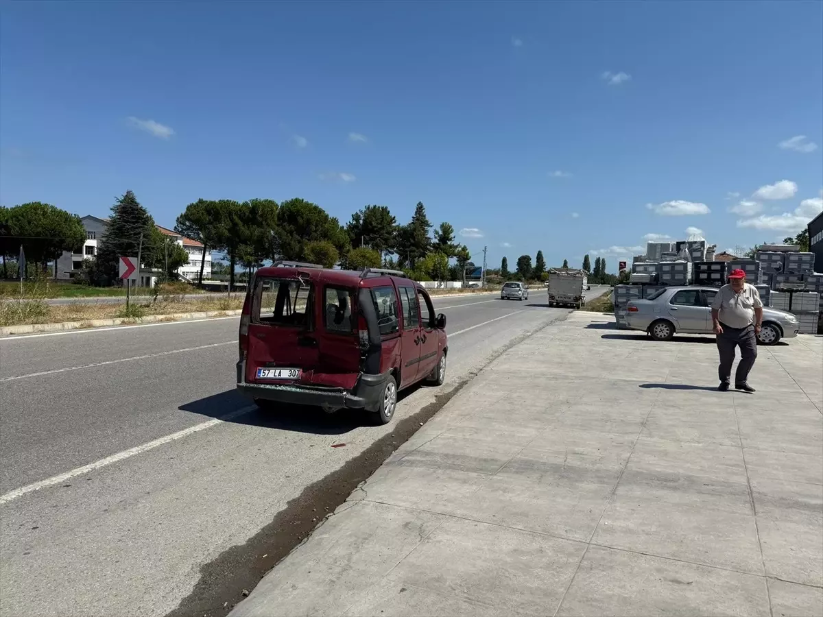 Samsun'da Kamyon ile Hafif Ticari Araç Çarpıştı: 1 Yaralı