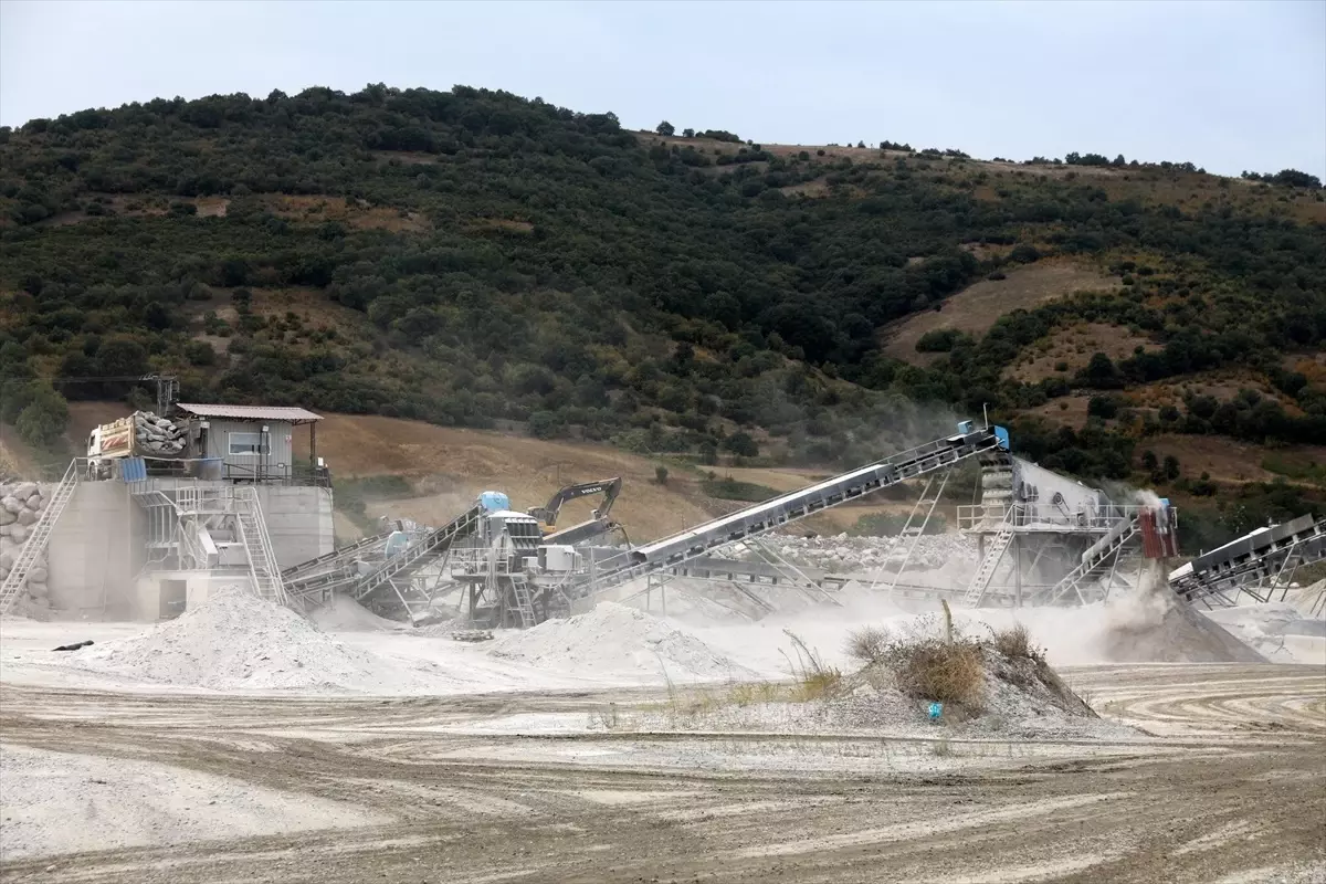 Bafra Belediyesi Kırsal Mahallelerde Beton Yolları Hızlandırıyor