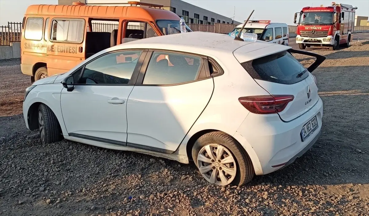 Samsun'da Minibüs ile Otomobil Çarpıştı: 3 Yaralı