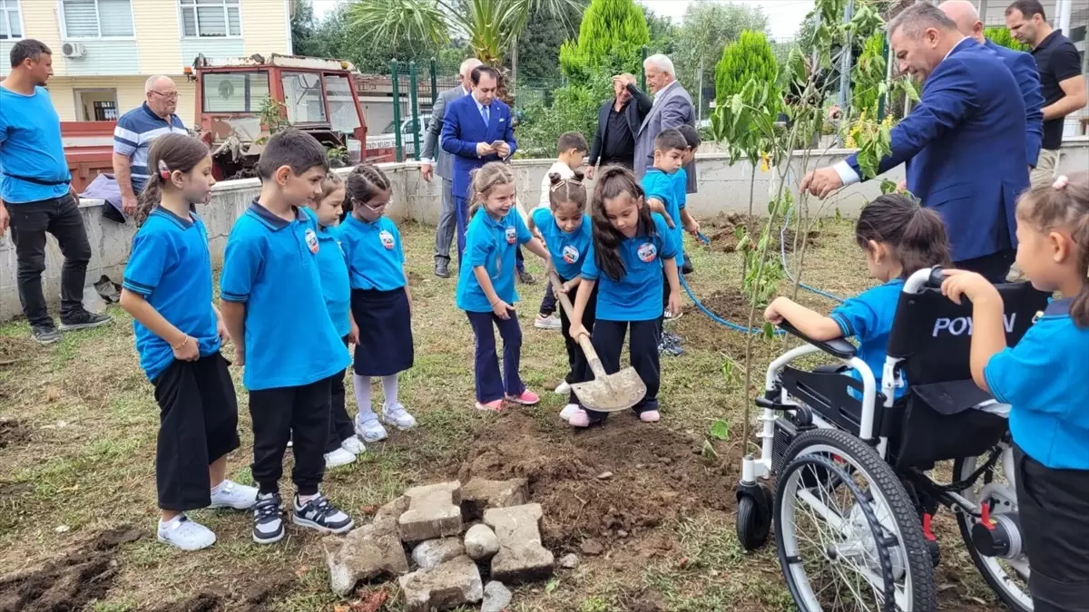 Samsun'da Öğrenciler İlk Günde Tohum ve Fidan Dikti