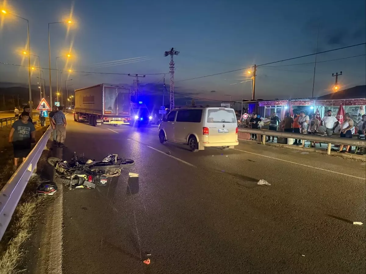 Samsun'da Motosiklet ile Elektrikli Bisiklet Çarpıştı: 2 Yaralı