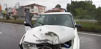 Samsun'da Otomobil Aydınlatma Direğine Çarptı: 2 Yaralı