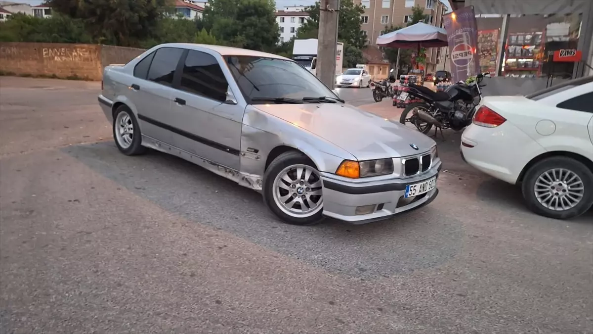 Bafra'da Otomobil ile Motosiklet Çarpıştı: 1 Yaralı
