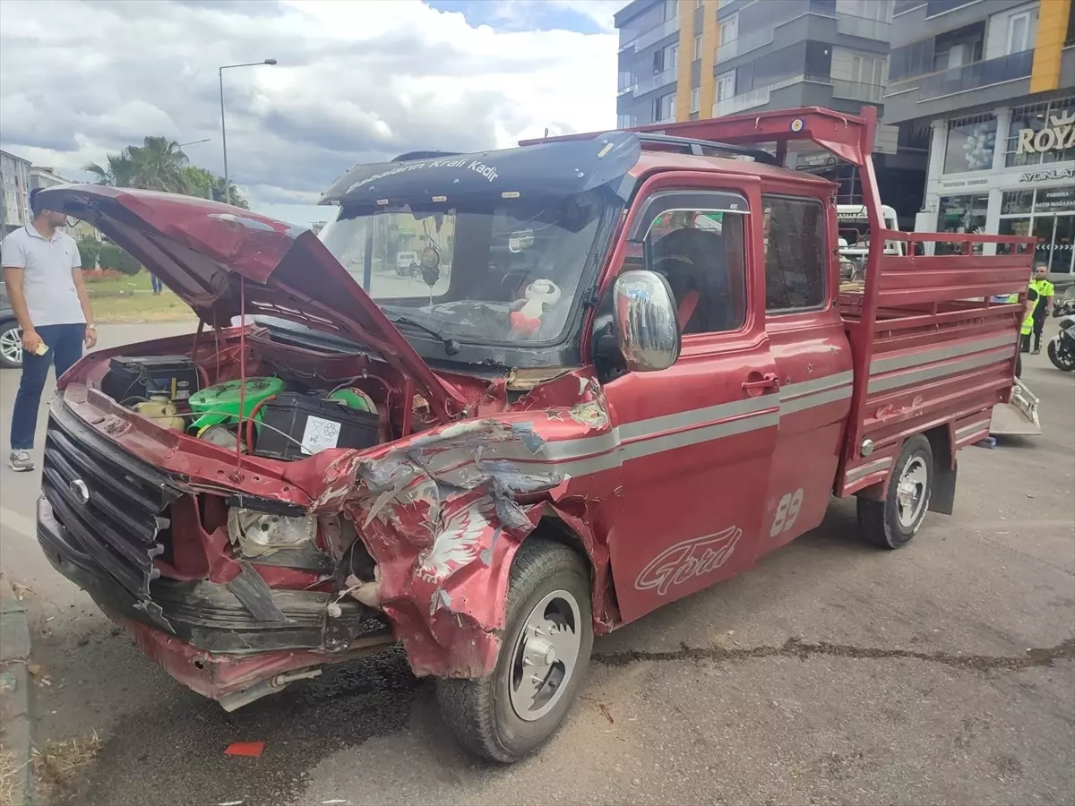 Samsun'da Otomobil ile Kamyonet Çarpıştı: 3 Yaralı