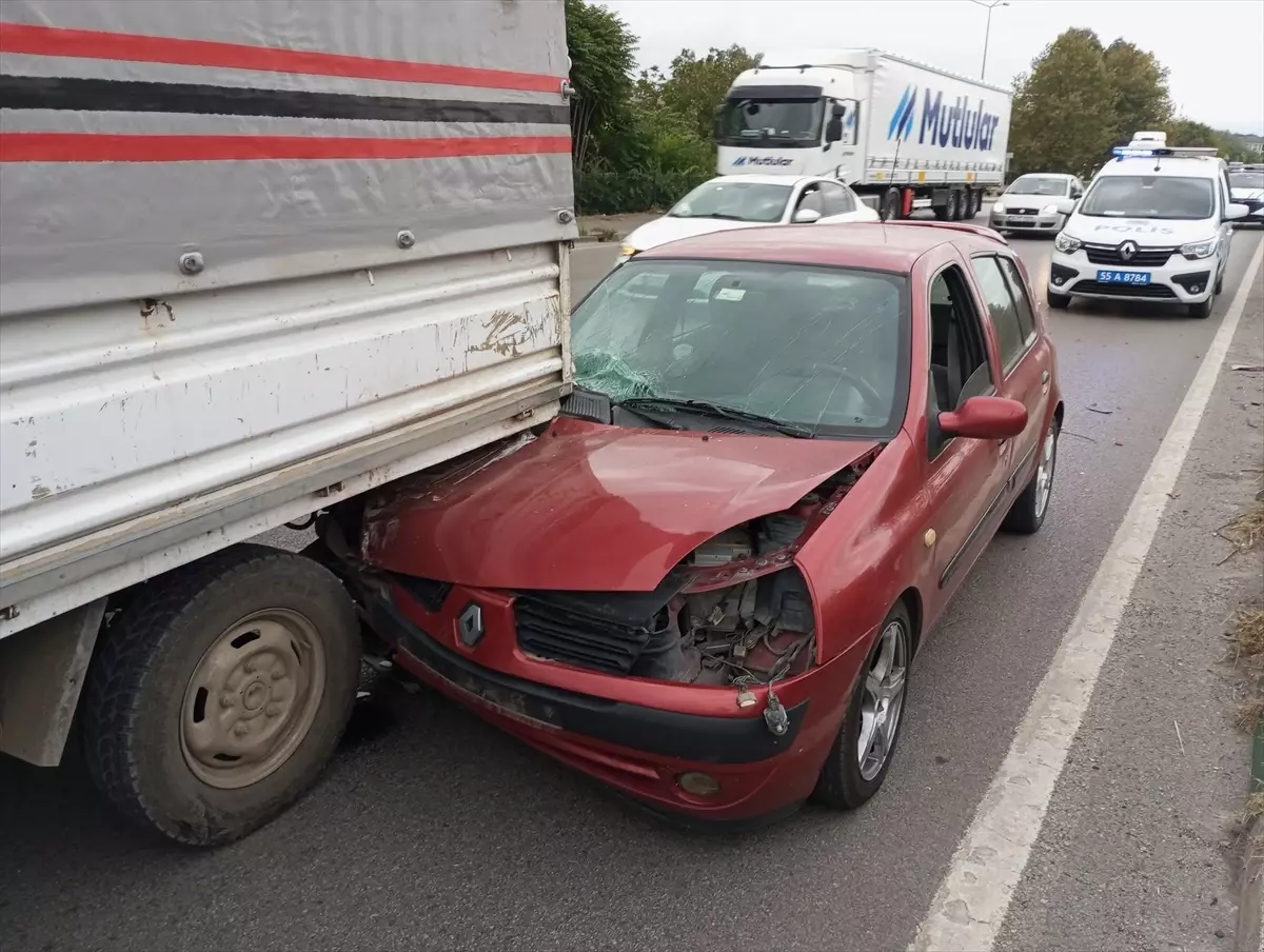 Samsun'da Otomobil ve Kamyonet Çarpışması: 2 Yaralı